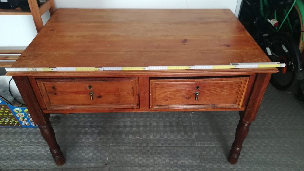 Mesa em madeira  em bom estado