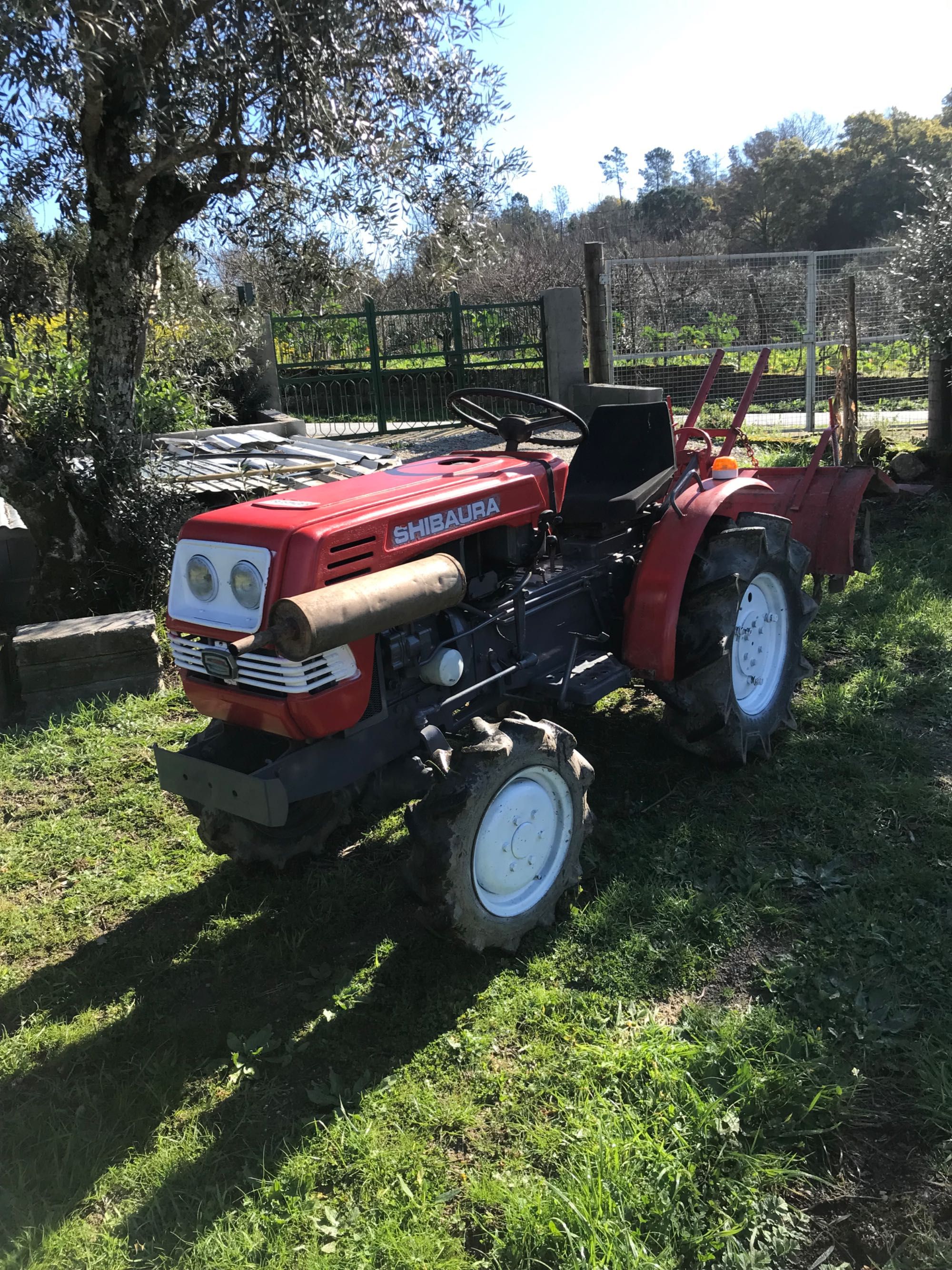 Vendo trator agrícola muito bem estimado
