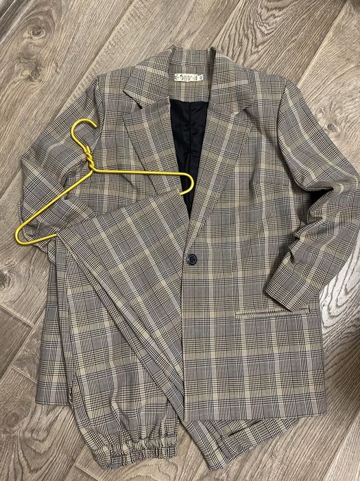 Костюм брючний в клітинку