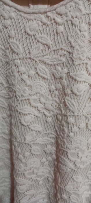 Blusa branca, frente rendada