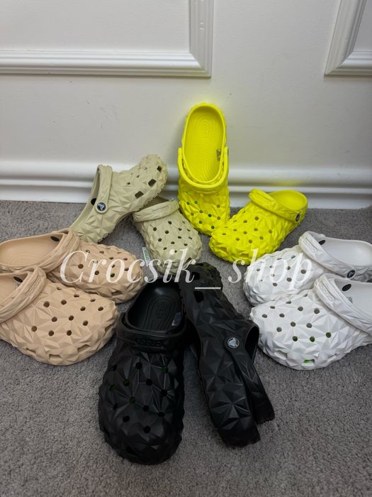Стильні крокст Crocs Classic Geometric Clog