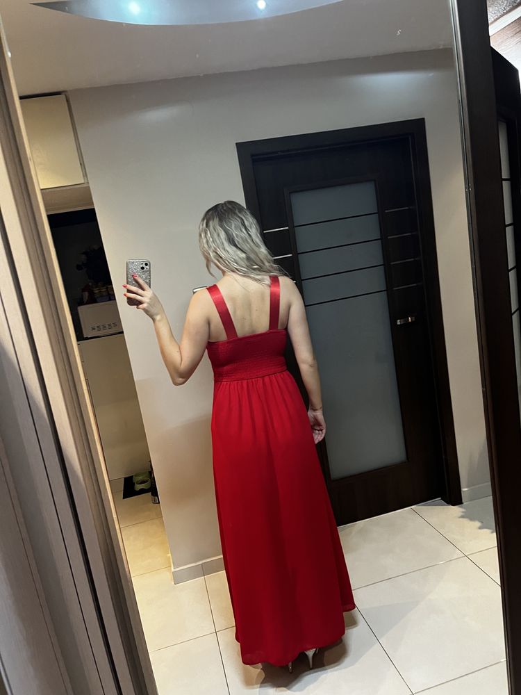 Sukienka czerwona długa z ozdobami