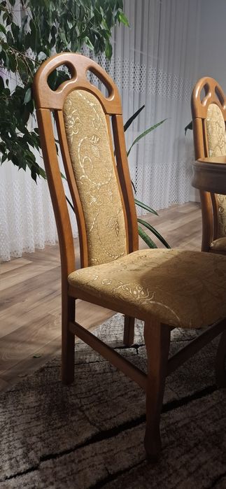 Meble do salonu ( stol, 12 krzeseł, duża witryna, komoda)