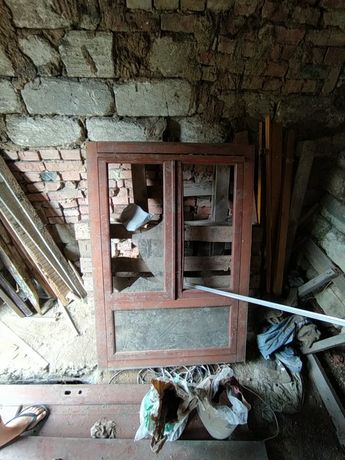 Деревянное окно с подоконником