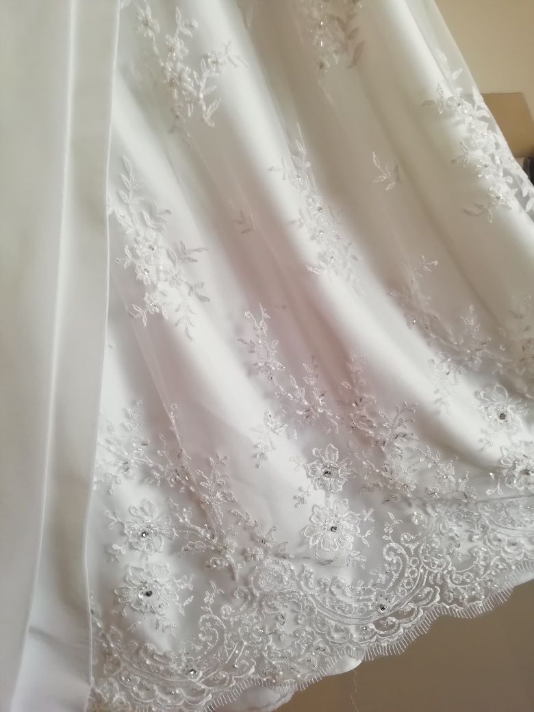 Suknia ślubna obszyta francuską koronką