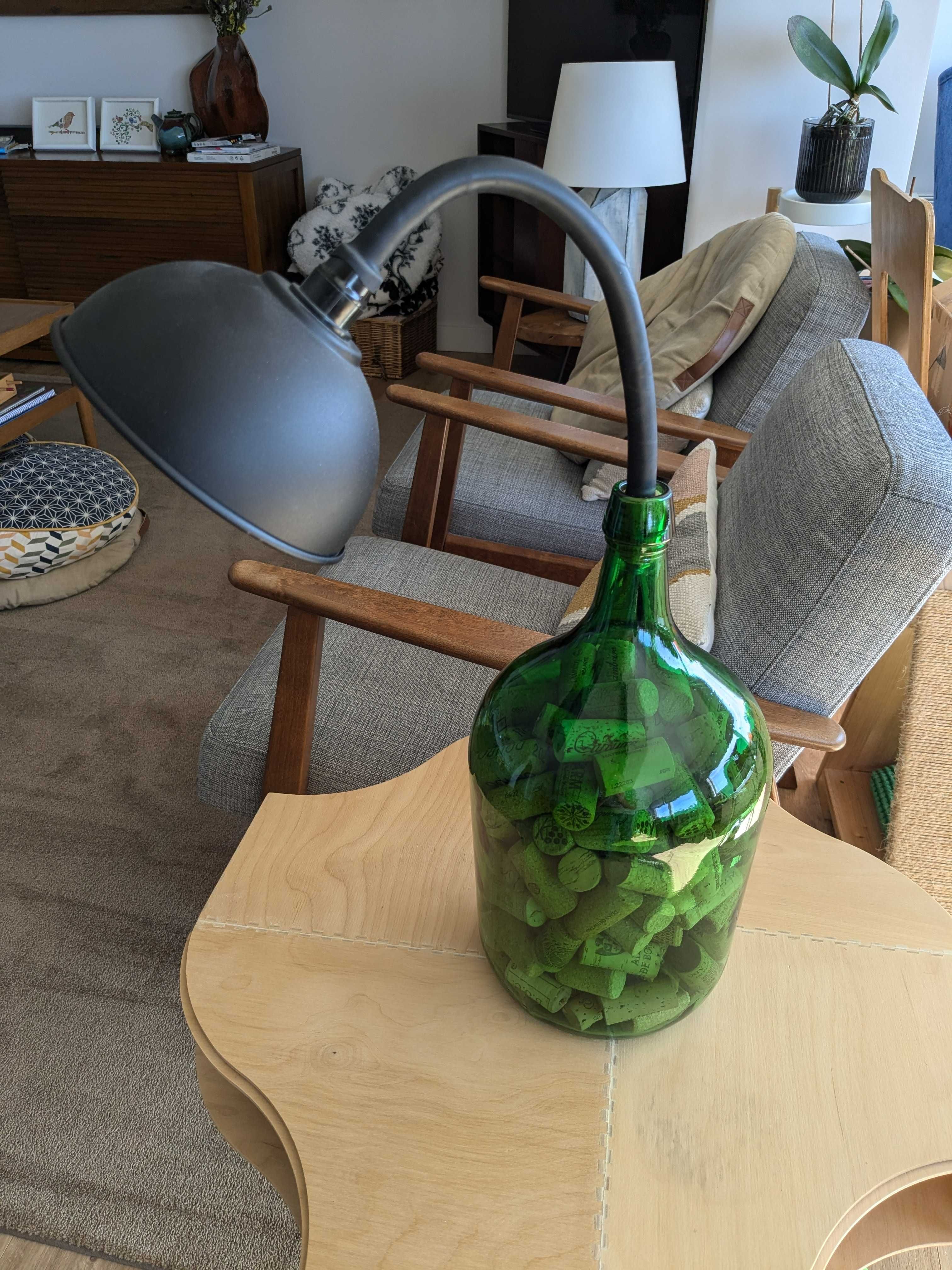 Candeeiro Articulado em Garrafão Verde – Design Sustentável com Estilo