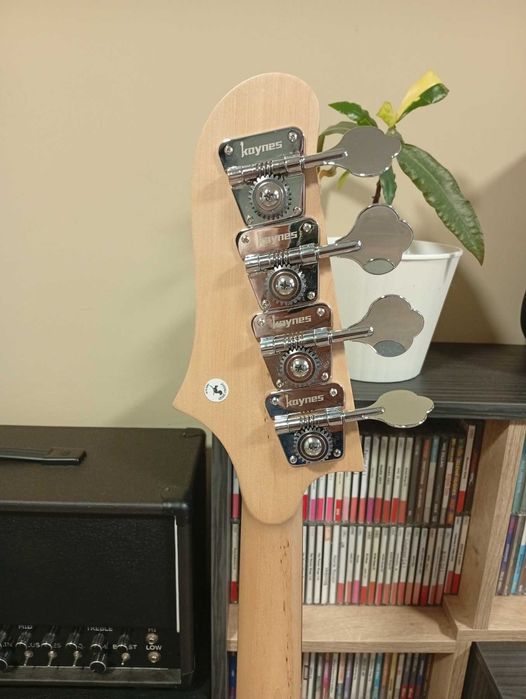 Бас гитара ручної роботи безладова.