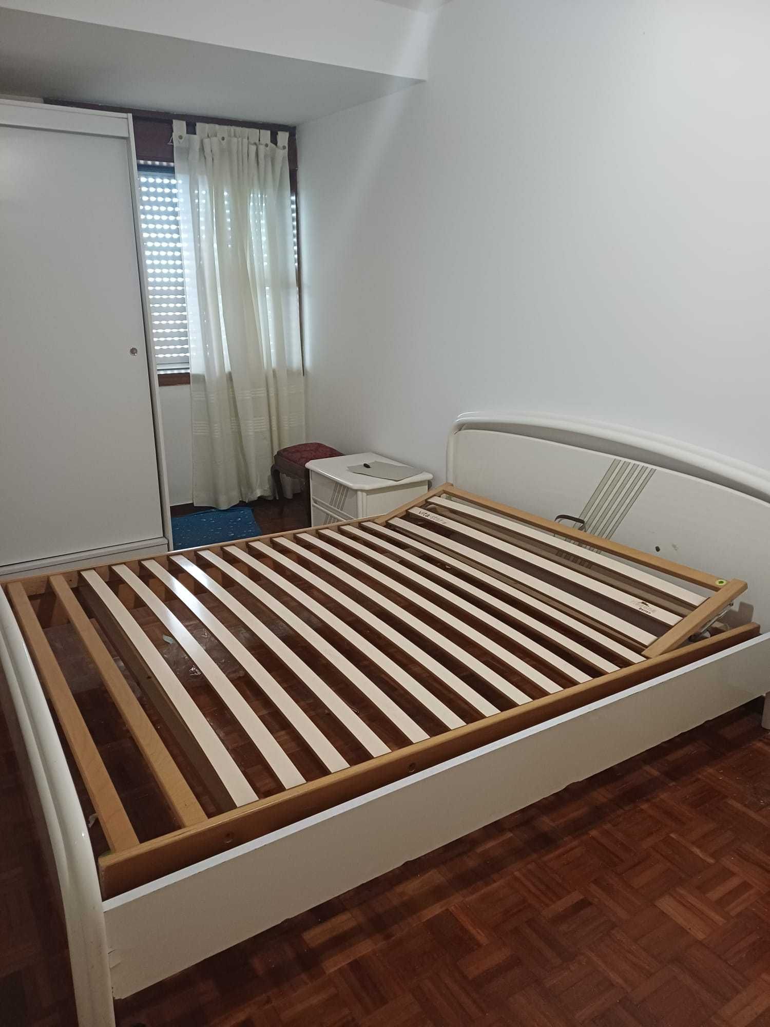 Cama Branca Brilhante Com Elevação Para Costas