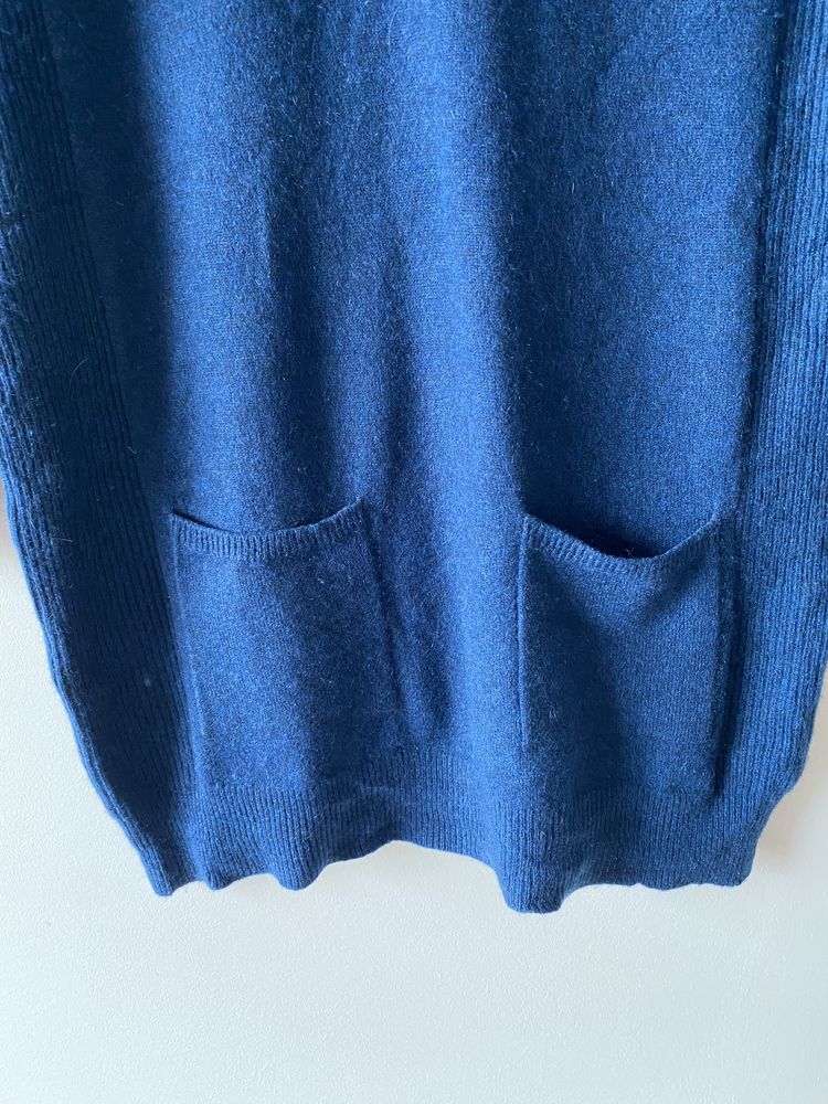 Kaszmirowy niebieski sweter vneck chmurka puszysty