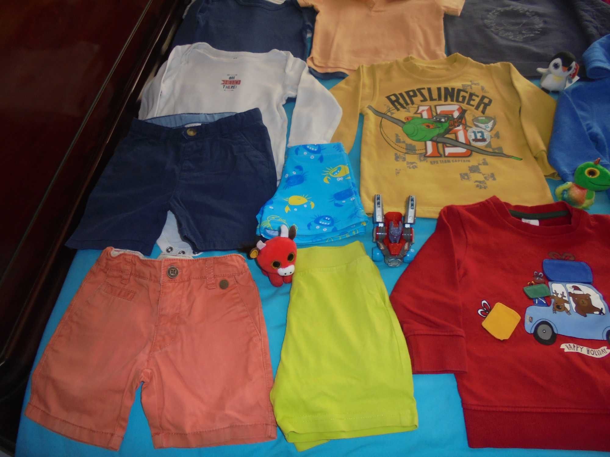 lote de roupa de menino vários brinquedos