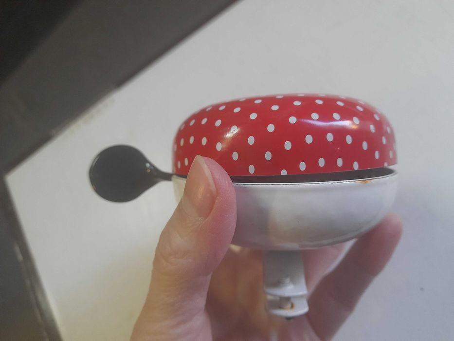 Duży głośny dźwięczny DZWONEK rowerowy czerwony groszki kropki retro