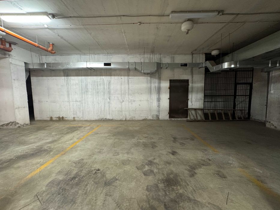 Паркомісце у підземному паркінгу в центрі міста