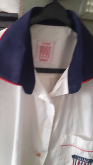 Camiseiro branco de algodão  com gola e  punhos axuis escuros debroado