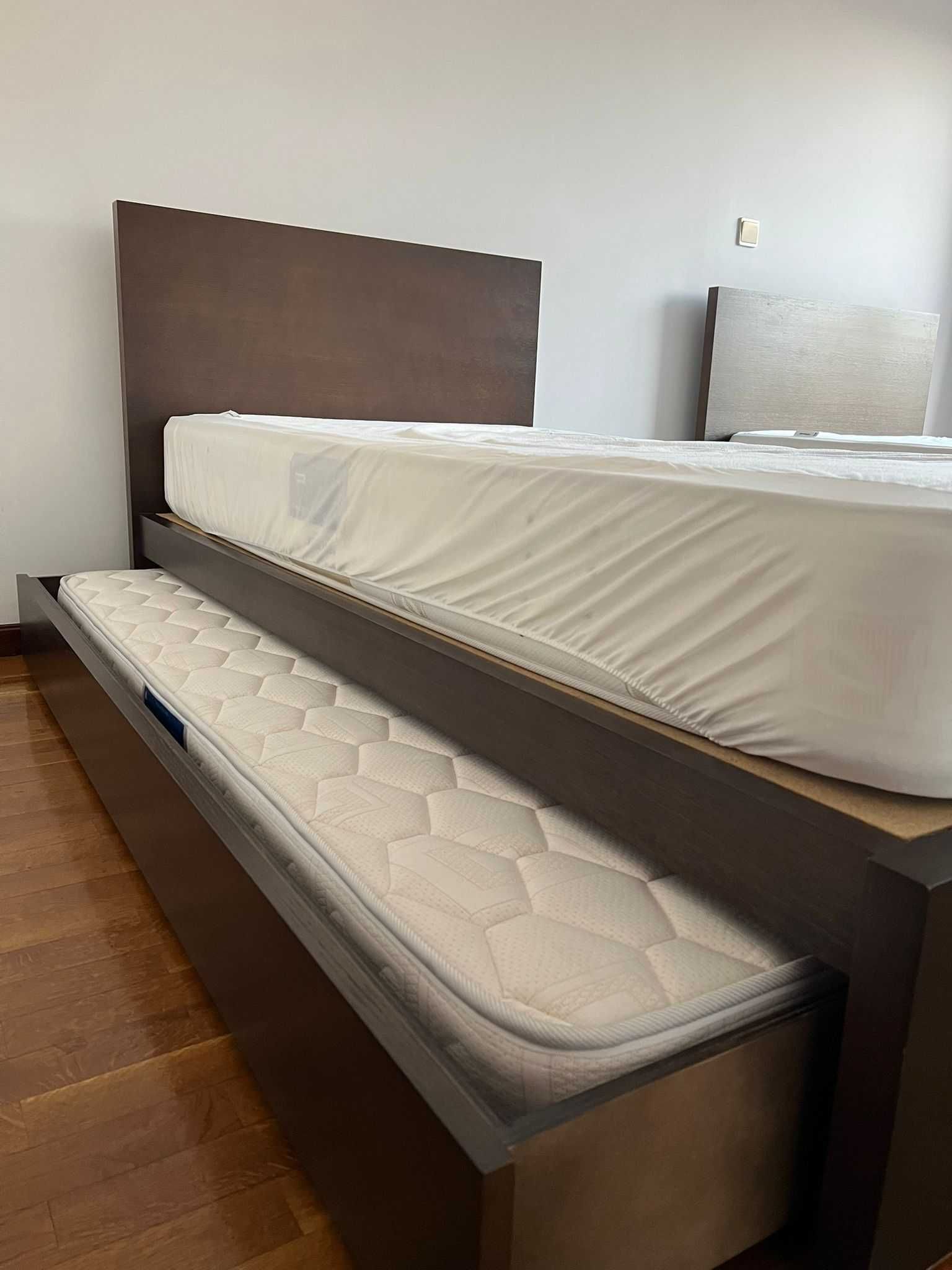 cama de corpo e meio com cama de solteiro por baixo de madeira