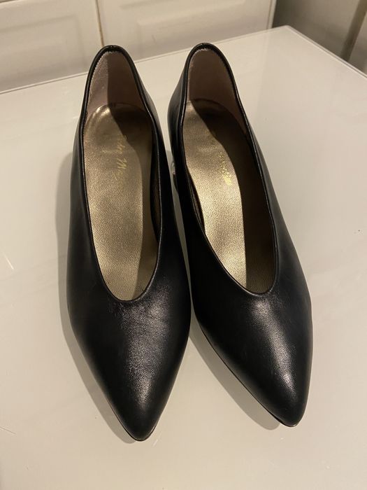 Sapatos de salto com pedras multicor