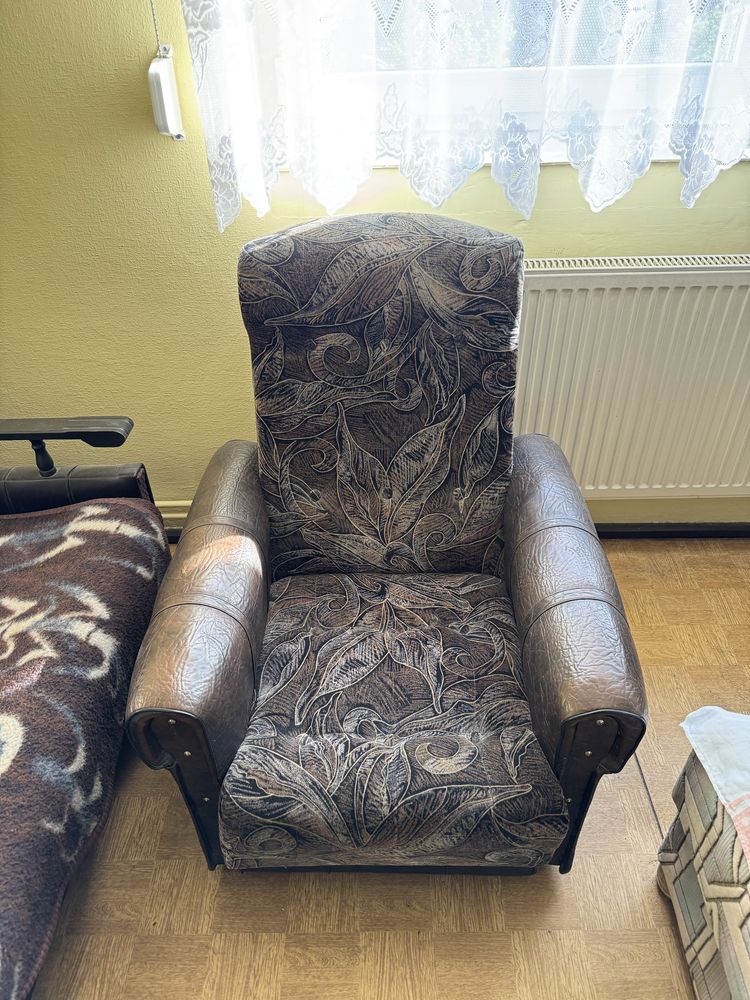 Brązowy fotel do salonu