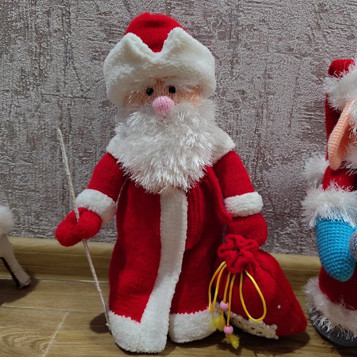 Вязаные Дедмороз и заяц из ну погоди .