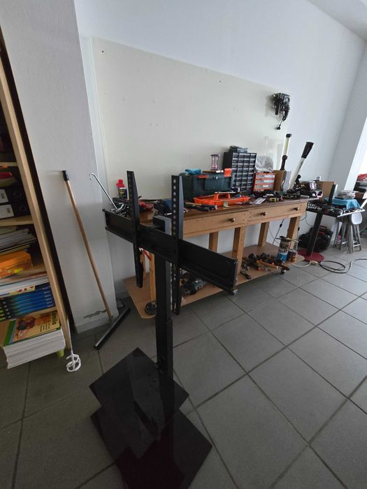 Suporte de tv  em bom estado