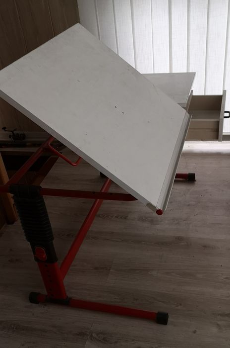 Biurko (stół) z podnoszonym blatem (kreślarskie)