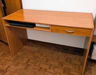 Secretaria cor de cerejeira