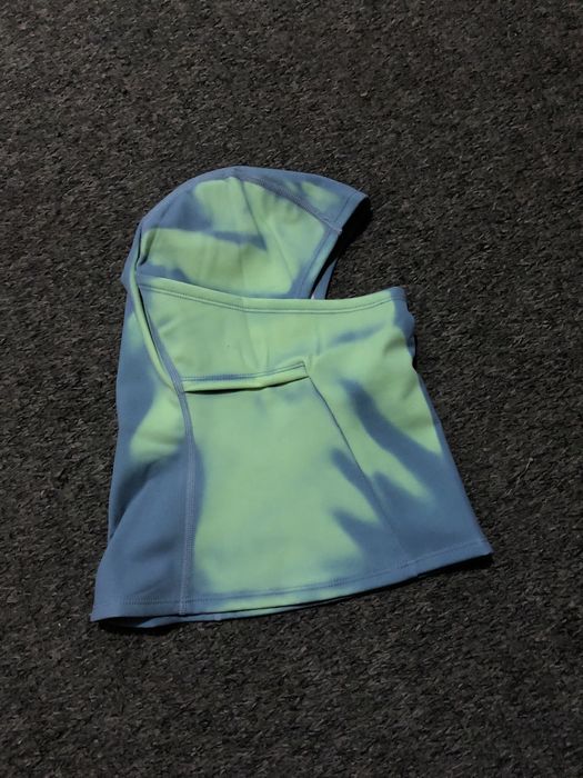 Балаклава що змінює колір та реагує на теплоту