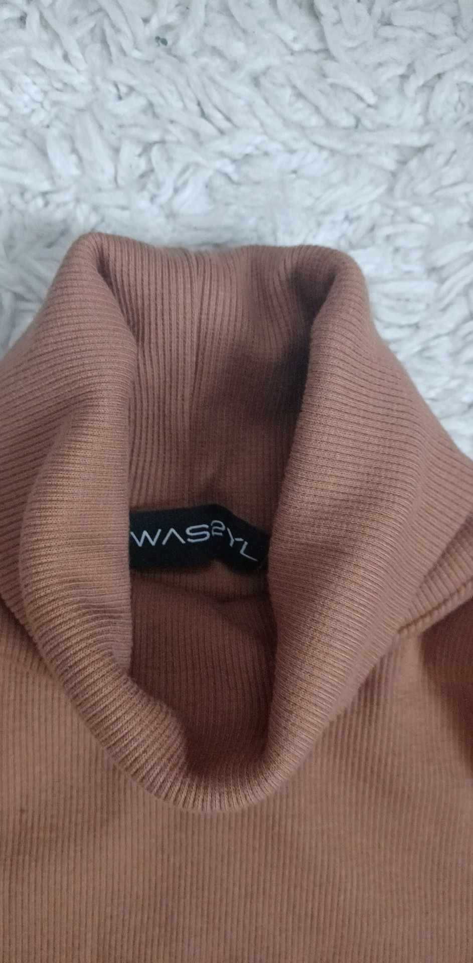 Sukienka prazkowana camel karmelowa xs s wassyl midi golf z golfem