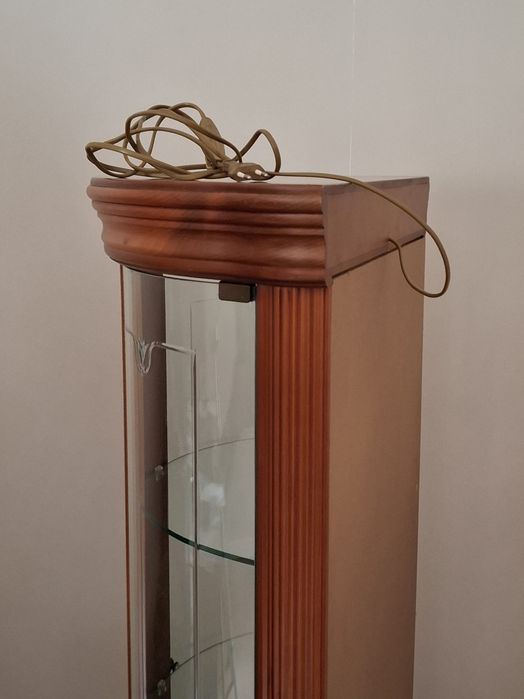 Cristaleira em madeira de mogno