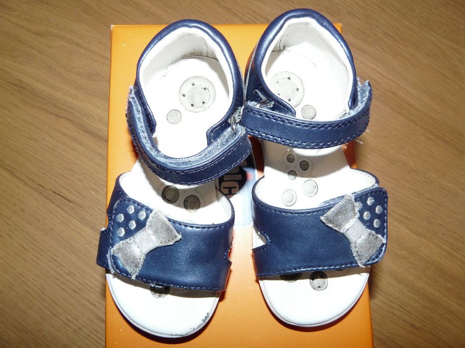 Sandálias da Chicco em pele azul tam. 25 usadas