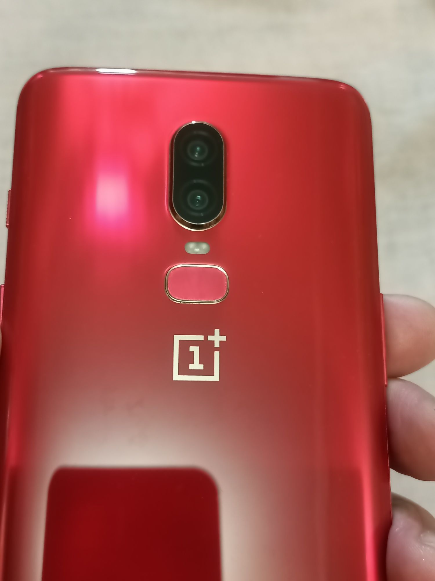 Смартфон OnePlus 6 в глянцевом красном цвете!