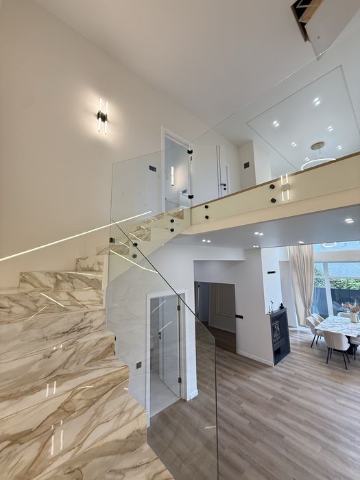 Продам сучасний будинок у передмісті. Ніхто не проживав