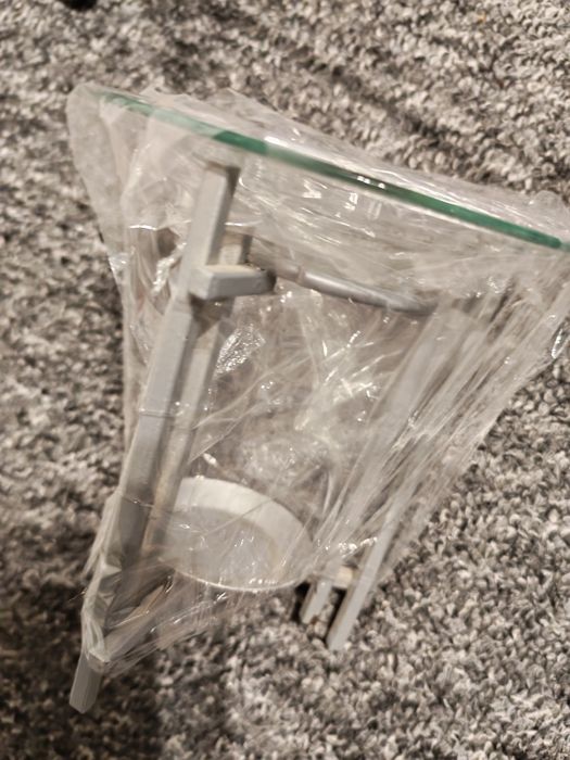 Świecznik i podgrzewacz zapachów.