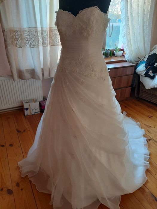 Платье свадебное со шлейфом.