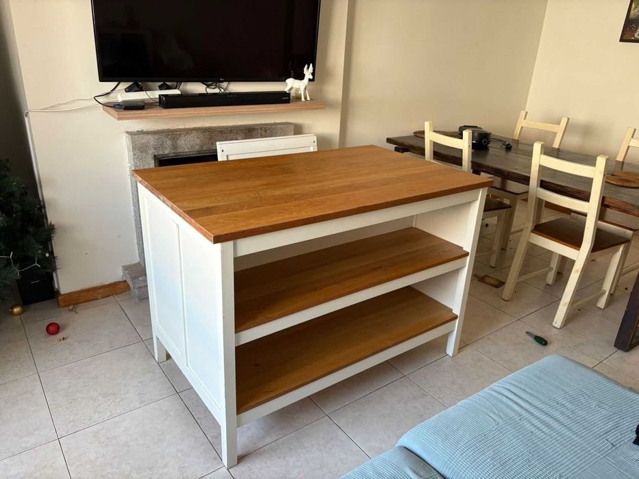 Ilha de cozinha com banquetas