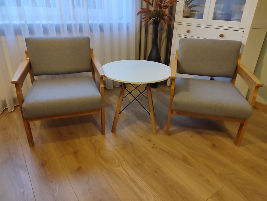 Fotele i stół okrągły