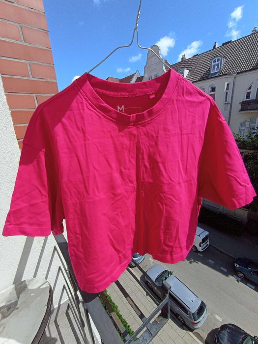 Krótki top oversize w intensywnym malinowym kolorze rozmiar M