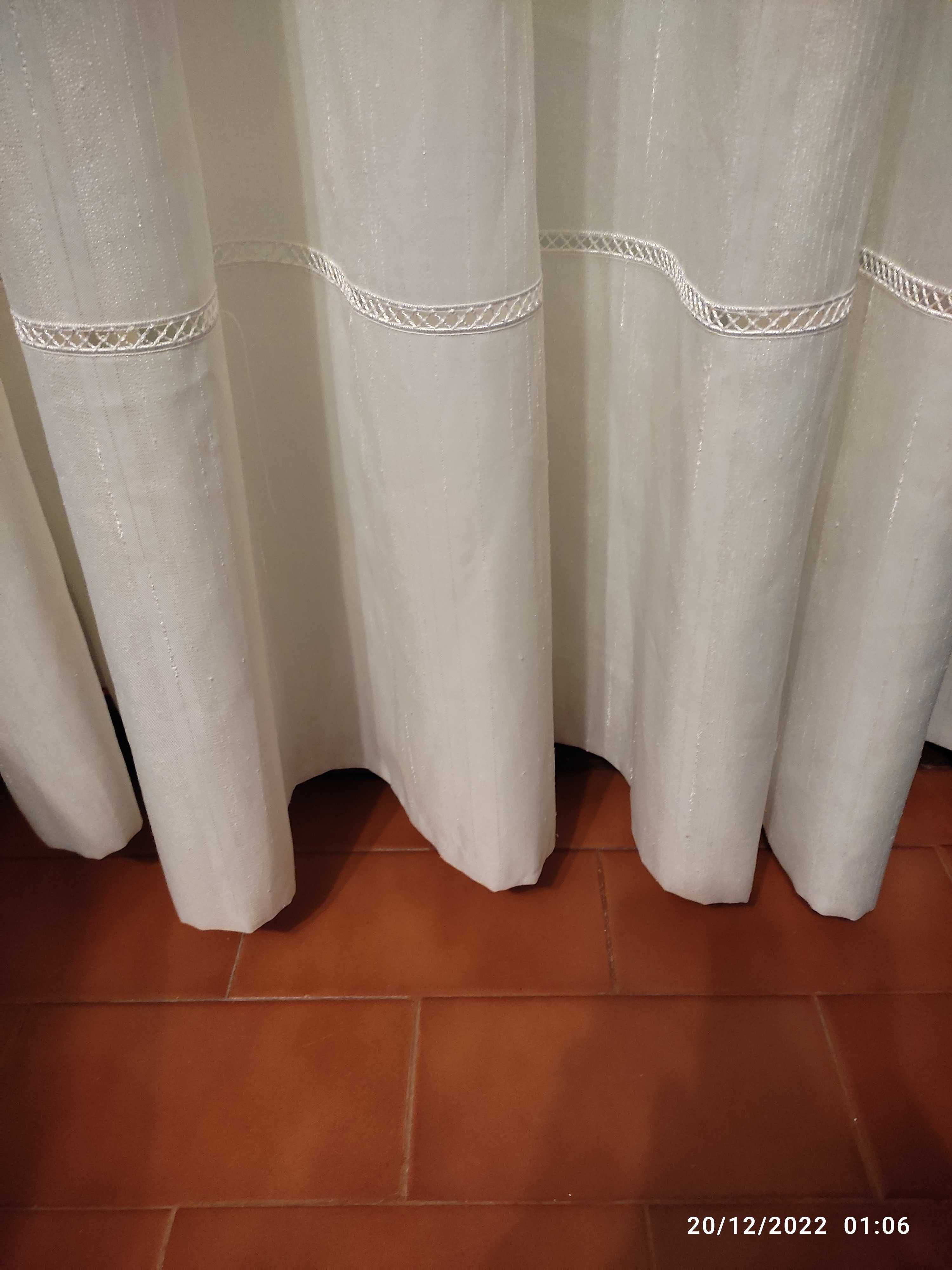 Barão em madeira com acessórios, e duas cortinas - 30€