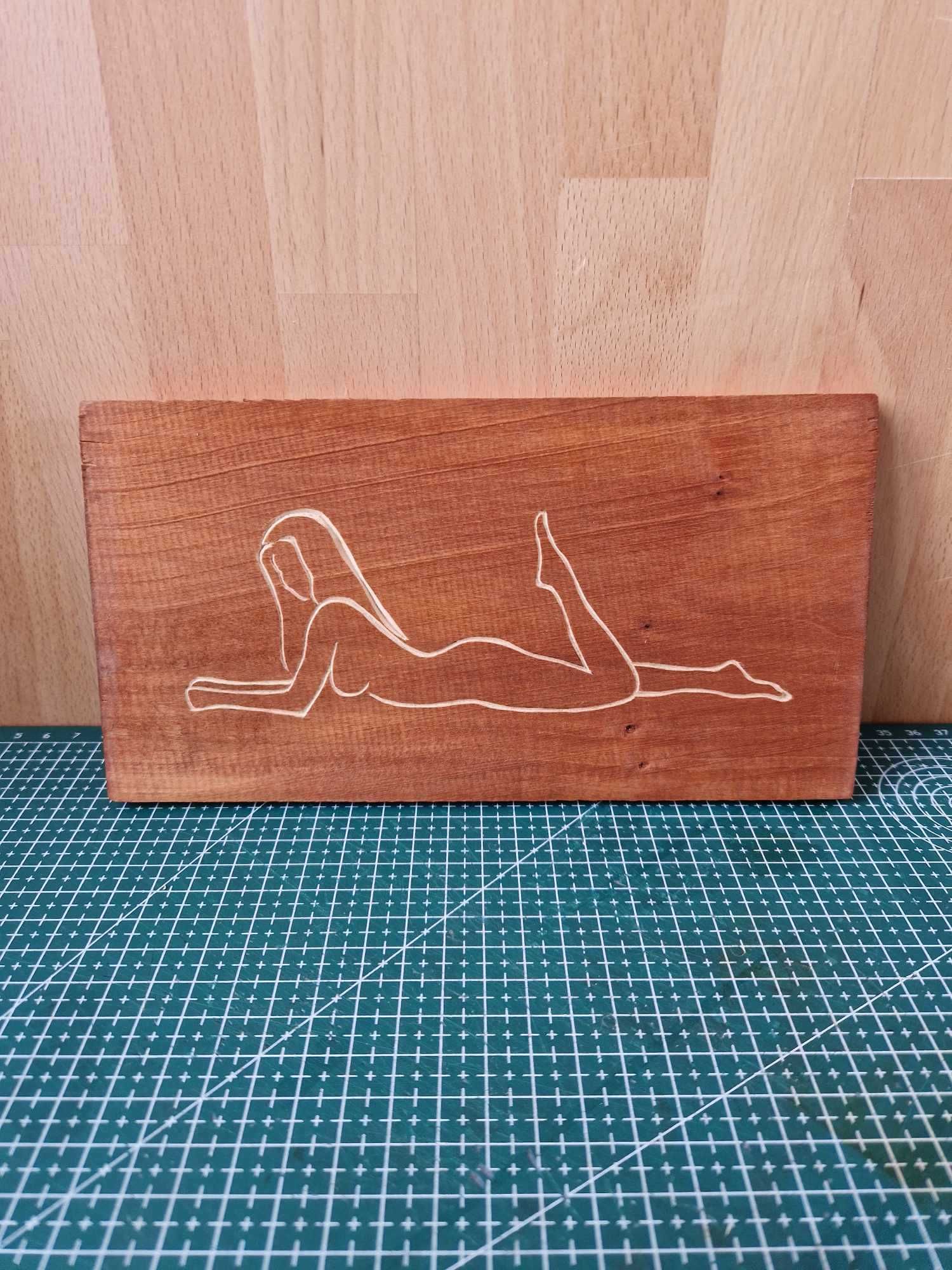 Obraz w drewnie - Zrelaksowana kobieta