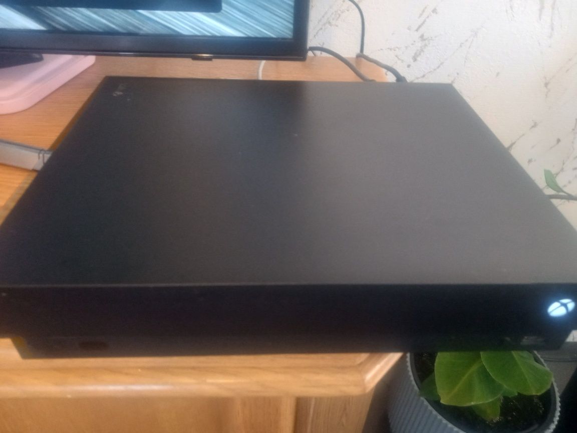 XBOX One X 1 TB / 2 pady / 10 gier