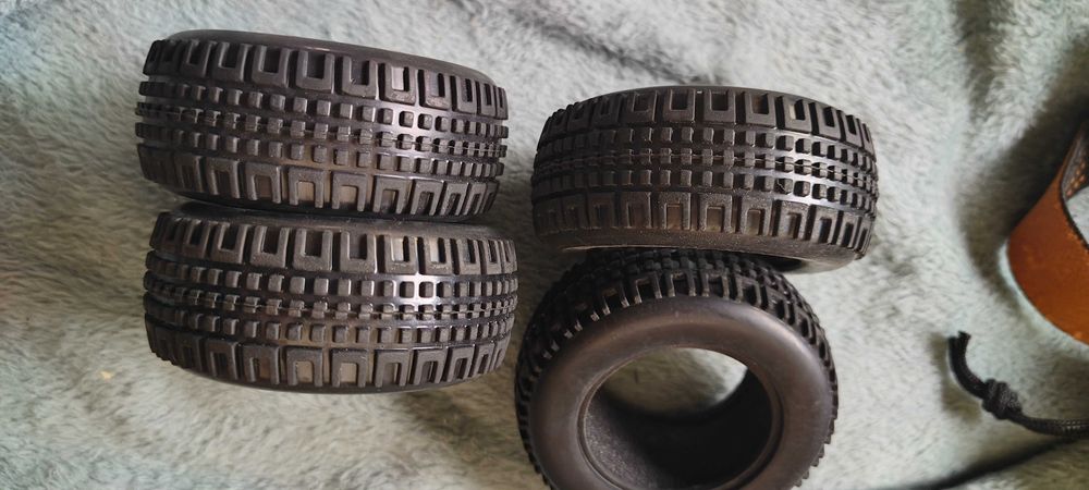 Zestaw czterech opon do modelu RC 75 mm