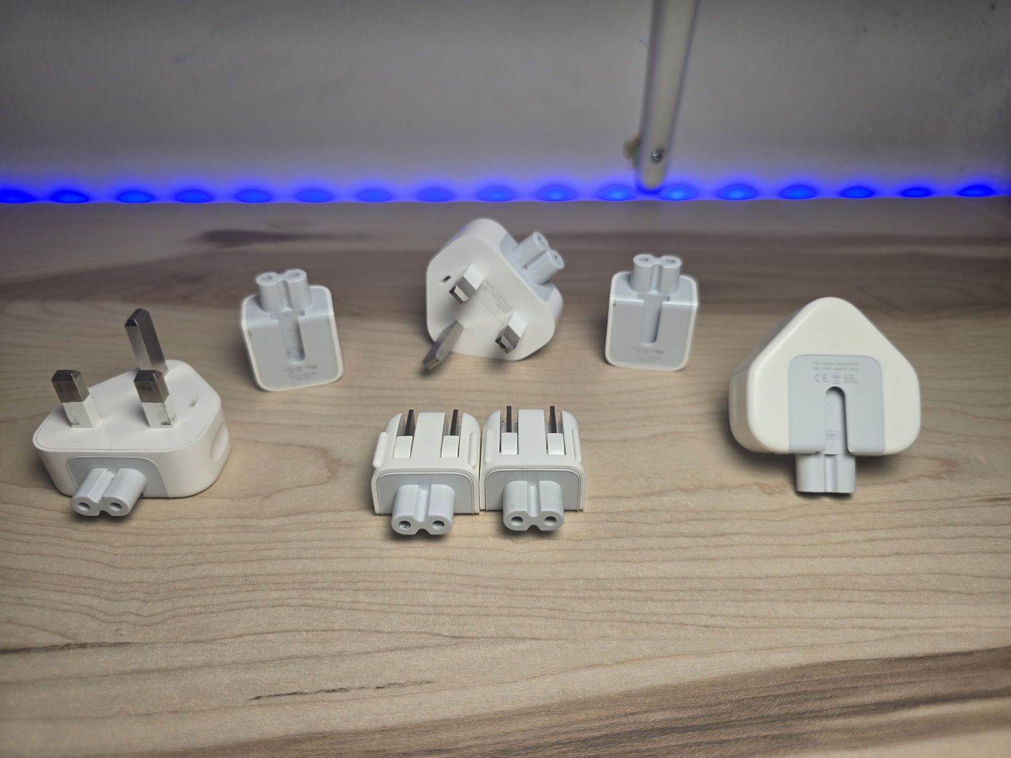 Adaptadores de ernegia originais para carregadores de macbook.