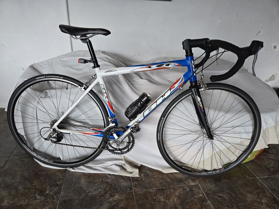 Bicicleta de estrada BH 
De sete velocidades a trás e duas a frente.
E