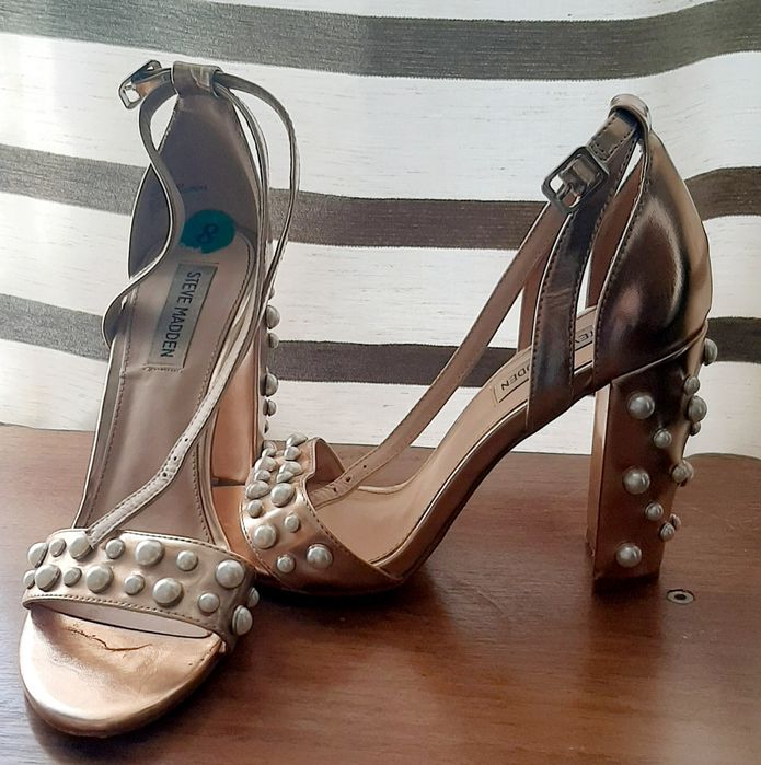 Продам босоніжки золотого кольору з перлинами