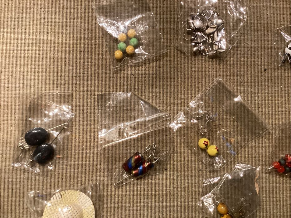Bugigangas, alfinetes, pregadeiras, artesanato, muito decorativo