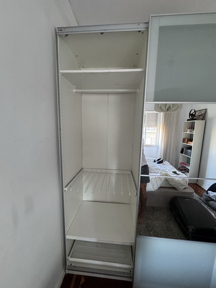 Roupeiro Pax Ikea com gavetas e suporte de calças