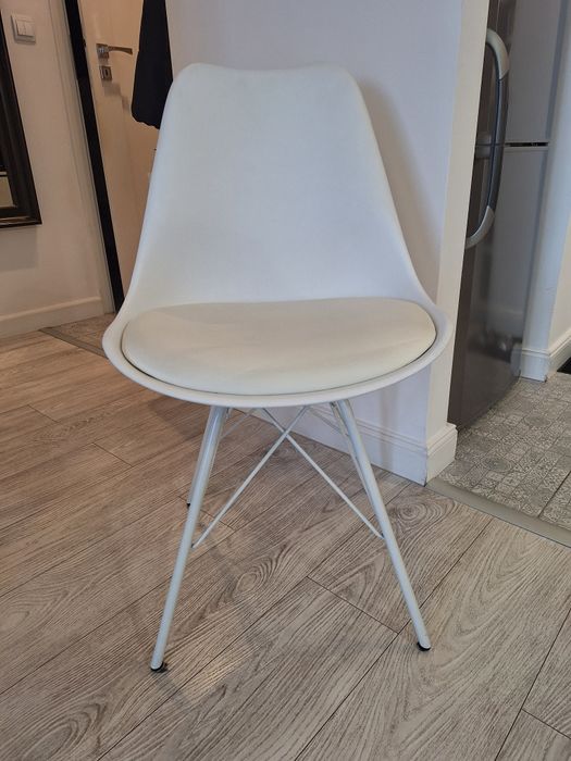 Komplet białych krzeseł