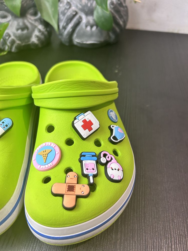 Crocs z przypinkami