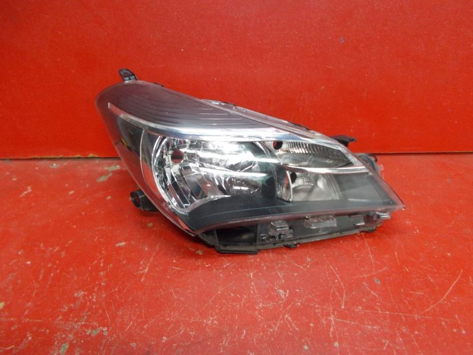 TOYOTA YARIS III LIFT LAMPA PRAWA PRZÓD PRZEDNIA