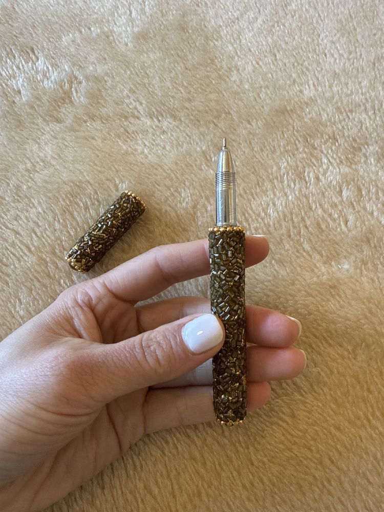Caneta dourada em missangas