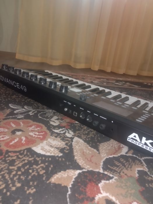 Міді клавіатура akai advance гарний стан.