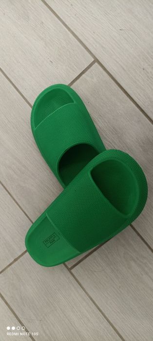 Шльопанці , тапки.